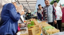 Wali Kota Banjarbaru Muhammad Aditya Mufti Ariffin mengunjungi salah satu stan pedagang saat Pasar Wadai Ramadan 2023 di Banjarbaru. [ANTARA/Yose Rizal]