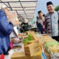Wali Kota Banjarbaru Muhammad Aditya Mufti Ariffin mengunjungi salah satu stan pedagang saat Pasar Wadai Ramadan 2023 di Banjarbaru. [ANTARA/Yose Rizal]