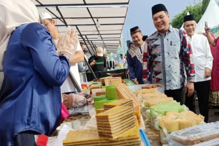 Wali Kota Banjarbaru Muhammad Aditya Mufti Ariffin mengunjungi salah satu stan pedagang saat Pasar Wadai Ramadan 2023 di Banjarbaru. [ANTARA/Yose Rizal]