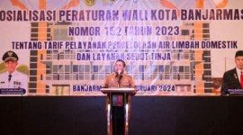 
Wali Kota Banjarmasin H Ibnu Sina saat sosialisasi Perwali nomor 152 tahun 2023 tentang tarif pelayanan pengelolaan air limbah domestik dan layanan sedot tinja yang digelar di Hotel Banjarmasin Internasional, Senin. (26/2/2024). [ANTARA/Sukarli]