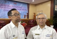 Direktur Surat Utang Negara Direktorat Jenderal Pengelolaan Pembiayaan dan Risiko (DJPPR) Kemenkeu Deni Ridwan (kanan) dan Kepala Kanwil Direktorat Jenderal Perbendaharaan (DJPb) Kalimantan Selatan Syafriadi (kiri) memberikan keterangan usai kegiatan sosialisasi Pembiayaan APBN dan SBN ritel di Kota Banjarmasin, Kalimantan Selatan, Senin (19/2/2024). [ANTARA/Tumpal Andani A]
