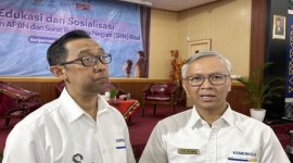 Direktur Surat Utang Negara Direktorat Jenderal Pengelolaan Pembiayaan dan Risiko (DJPPR) Kemenkeu Deni Ridwan (kanan) dan Kepala Kanwil Direktorat Jenderal Perbendaharaan (DJPb) Kalimantan Selatan Syafriadi (kiri) memberikan keterangan usai kegiatan sosialisasi Pembiayaan APBN dan SBN ritel di Kota Banjarmasin, Kalimantan Selatan, Senin (19/2/2024). [ANTARA/Tumpal Andani A]