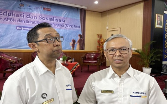 Direktur Surat Utang Negara Direktorat Jenderal Pengelolaan Pembiayaan dan Risiko (DJPPR) Kemenkeu Deni Ridwan (kanan) dan Kepala Kanwil Direktorat Jenderal Perbendaharaan (DJPb) Kalimantan Selatan Syafriadi (kiri) memberikan keterangan usai kegiatan sosialisasi Pembiayaan APBN dan SBN ritel di Kota Banjarmasin, Kalimantan Selatan, Senin (19/2/2024). [ANTARA/Tumpal Andani A]