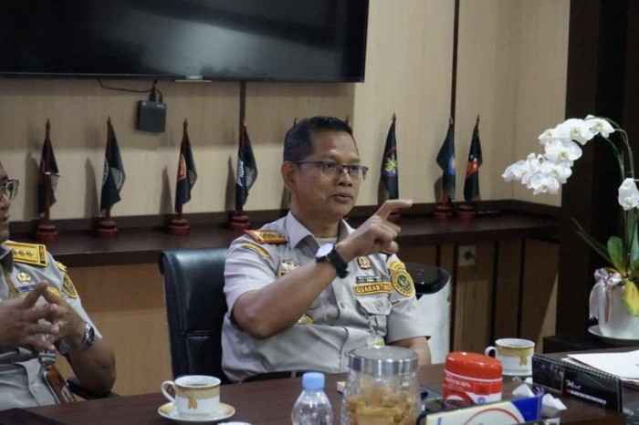 Kepala Balai Karantina Hewan, Ikan, dan Tumbuhan Provinsi Kalimantan Selatan Sudirman mengajak masyarakat agar selalu melapor ke petugas karantina saat melalulintaskan hewan ke luar daerah guna mencegah penyebaran penyakit Leishmaniasis, Kamis (22/2/2024). [ANTARA/HO-Karantina Kalsel]