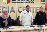 Ketua Bawaslu RI Rahmat Bagja (tengah) bersama Anggota Bawaslu RI Lolly Suhenty (kiri) dan Puadi (kanan) di Gedung Bawaslu RI, Jakarta, Kamis (15/2/2024). [ANTARA/Rio Feisal]