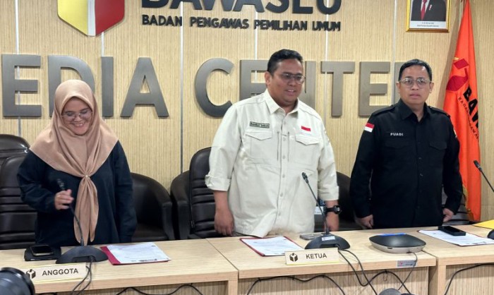 Ketua Bawaslu RI Rahmat Bagja (tengah) bersama Anggota Bawaslu RI Lolly Suhenty (kiri) dan Puadi (kanan) di Gedung Bawaslu RI, Jakarta, Kamis (15/2/2024). [ANTARA/Rio Feisal]