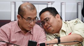 Ketua KPU Hasyim Asy'ari (kiri) berbincang dengan Ketua Bawaslu Rahmat Bagja (kanan) di sela konferensi pers terkait perkembangan rekapitulasi suara Pemilu 2024 di Kantor KPU, Jakarta, Kamis (15/2/2024). KPU saat ini telah menyerap data dokumen penghitungan suara atau C1 melalui Sistem Informasi Rekapitulasi (Sirekap) dari berbagai TPS sebanyak 358.775 dari 823.236 dokumen atau setara dengan 43,58 persen. [ANTARA FOTO/Aditya Pradana P]