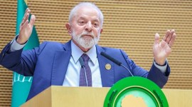 Presiden Brasil Luiz Inacio Lula da Silva berbicara pada upacara pembukaan Sidang Biasa ke-37 Majelis Uni Afrika (AU) di markas besar AU di Addis Ababa pada Sabtu (17/2/2024). [AFP/Ricardo STUCKERT/Brazilian Presidency]