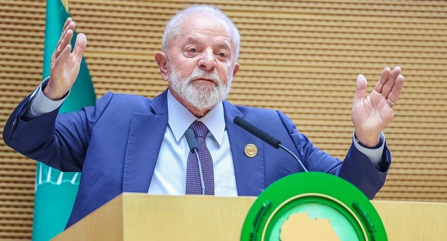 Presiden Brasil Luiz Inacio Lula da Silva berbicara pada upacara pembukaan Sidang Biasa ke-37 Majelis Uni Afrika (AU) di markas besar AU di Addis Ababa pada Sabtu (17/2/2024). [AFP/Ricardo STUCKERT/Brazilian Presidency]