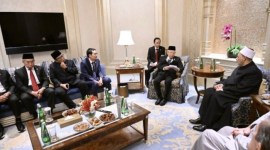 Wakil Presiden Ma'ruf Amin saat berdialog dengan Imam Besar Al Azhar (Grand Syaikh), Ahmed Al-Tayeb, di Emirates Palace Hotel, Abu Dhabi, Senin (5/2/2024). [ANTARA/HO-Sekretariat Wakil Presiden]