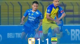 Persib Bandung hanya mampu memetik satu poin setelah kecolongan di menit akhir (90) babak kedua dengan bermain imbang melawan Barito Putera dengan skor 1-1 di Stadion Sultan Agung, Jumat (23/2/2024). [Foto: BRI Liga 1/@liga1match]