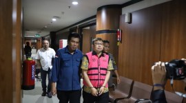 Penahanan tersangka berinsial AHA dalam dugaan tindak pidana korupsi penyalahgunaan kewenangan penjualan Logam Mulia di Butik dan Emas Logam Mulia Surabaya 01 Antam (SuarIndonesia/Ist)