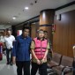 Penahanan tersangka berinsial AHA dalam dugaan tindak pidana korupsi penyalahgunaan kewenangan penjualan Logam Mulia di Butik dan Emas Logam Mulia Surabaya 01 Antam (SuarIndonesia/Ist)