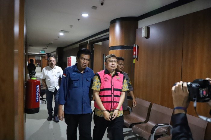 Penahanan tersangka berinsial AHA dalam dugaan tindak pidana korupsi penyalahgunaan kewenangan penjualan Logam Mulia di Butik dan Emas Logam Mulia Surabaya 01 Antam (SuarIndonesia/Ist)