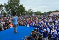 Semarak tibuan emak-emak tergabung dalam Srikandi PAN semangat senam PAN dan joget gemoy di lapangan Kuranji usai Jalan Santai bersama, MInggyu (4/2/2024) (SuarIndonesia/Ist)