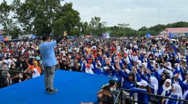Semarak tibuan emak-emak tergabung dalam Srikandi PAN semangat senam PAN dan joget gemoy di lapangan Kuranji usai Jalan Santai bersama, MInggyu (4/2/2024) (SuarIndonesia/Ist)
