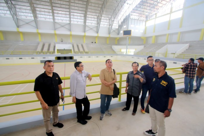 Meninjau venue pembukaan Porwanas, yaitu GOR milik Pemprov Kalsel, Minggu (4/2/2024) (SuarIndonesia/RW)