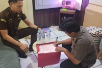 Diesksekusi Kejaksaan Negeri (Kejari) Hulu Sungai Utara (HSU) terpidana Muhamad Anshor dalam korupsi pengadaan tanah untuk Gedung Samsat Amuntai, pada Senin (5/2/2024) (SuarIndonesia/Ist)