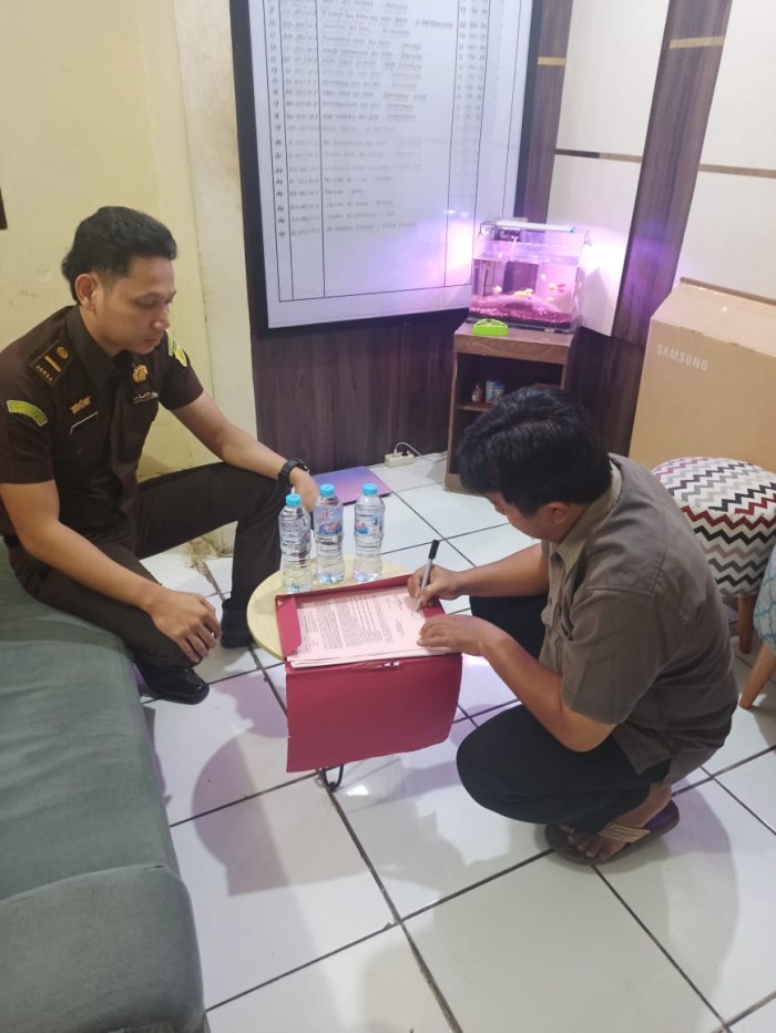 Diesksekusi Kejaksaan Negeri (Kejari) Hulu Sungai Utara (HSU) terpidana Muhamad Anshor dalam korupsi pengadaan tanah untuk Gedung Samsat Amuntai, pada Senin (5/2/2024) (SuarIndonesia/Ist)