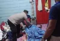 Seorang perempau tak bernyawa di  dalam kamar kost di Jalan Kayu Tangi II RT 21 Jalur Utama Banjarmasin Utara,. Selasa. (6/2/2024), (SuarIndonesia/DO)