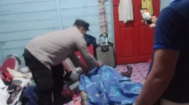 Seorang perempau tak bernyawa di  dalam kamar kost di Jalan Kayu Tangi II RT 21 Jalur Utama Banjarmasin Utara,. Selasa. (6/2/2024), (SuarIndonesia/DO)