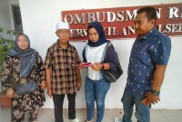 Satrina Wahyuni. SPd, Wakil Ketua Badan Permusyawaratan Desa (DPD) di Desa Mahang Sungai Hanyar Kecamatan Pandawan periode 2021-2027 mendatangi Ombudsman Kalsel untuk membuat laporan terkait dugaan maladministrasi, Selasa (6/2/2024). (SuarIndonesia/Ist)