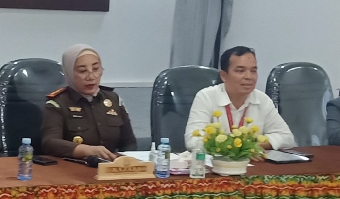 Penyidik dari Kejaksaan Agung, Faris yang mendampingi Kepala Kejaksaan Negeri Banjarmasin, Indah Laila