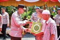 Kapolda Kalsel, Irjen Pol Winarto serahkan bantuan pada warga  Desa Batang Kulur Kanan Kabupaten Hulu Sungai Selatan (HSS),  Selasa (6/2/2024). (SuarIndonesia/Humas)
