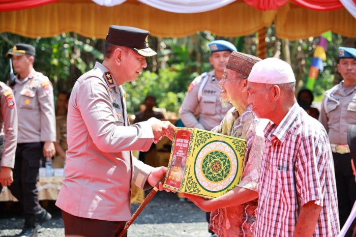 Kapolda Kalsel, Irjen Pol Winarto serahkan bantuan pada warga  Desa Batang Kulur Kanan Kabupaten Hulu Sungai Selatan (HSS),  Selasa (6/2/2024). (SuarIndonesia/Humas)