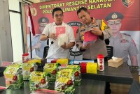 Kombes Pol Kelana Jaya didampingi Kabid Humas, Kombes Pol Adam Erwindi