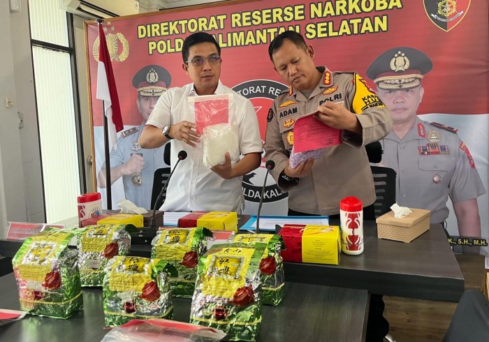 Kombes Pol Kelana Jaya didampingi Kabid Humas, Kombes Pol Adam Erwindi