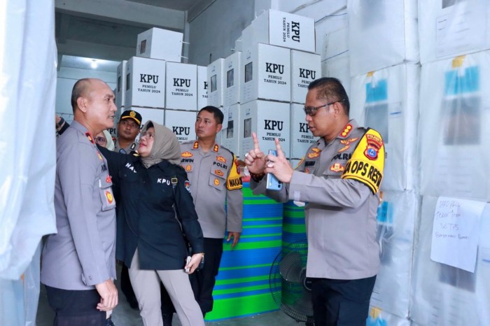 Kapolresta, Kombes Pol Sabana Atmojo mendatangi gudang logistik Komisi Pemilihan Umum (KPU), Minggu (11/2/2024) (SuarIndonesia/Ist)