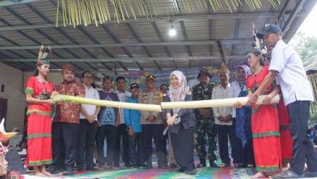 Festival Buah Mamigang sekaligus peresmian wisata alam Buntar Batarius, yang diresmikan oleh Camat Halong, Rahmadi, di Halaman Kantor Desa Mamigang, Kecamatan Halong (SuarIndonesia/Humas)