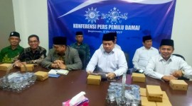 oto
- Ketua Pimpinam.Wilayah NU Kalsel Dr H Muhammad Tambrin dan Ketua Pimpinan Wilayah Muhammadiyah Kalsel Prof H Ridhahani Fidzi pada konferensi pers Pemilu Damai di kantor PW Muhammadiyah di Banjarmasin, Senin (12/2/2024) (SuarIndonesia/SU)