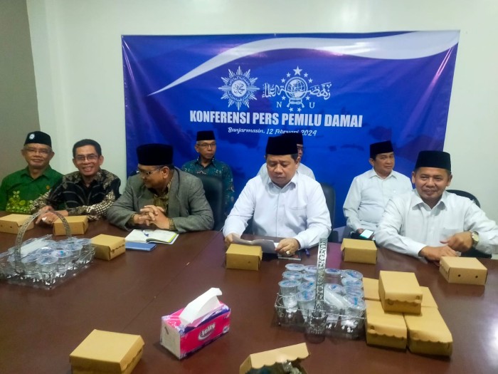oto
- Ketua Pimpinam.Wilayah NU Kalsel Dr H Muhammad Tambrin dan Ketua Pimpinan Wilayah Muhammadiyah Kalsel Prof H Ridhahani Fidzi pada konferensi pers Pemilu Damai di kantor PW Muhammadiyah di Banjarmasin, Senin (12/2/2024) (SuarIndonesia/SU)