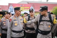 Kapolda Kalsel, Irjen Pol Winarto, memimpin apel pergeseran Pasukan BKO Pengamanan Tempat Pemungutan Suara (TPS). (SuarIndonesia/Ist)