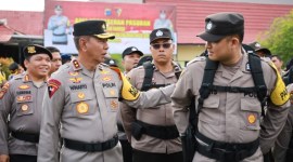 Kapolda Kalsel, Irjen Pol Winarto, memimpin apel pergeseran Pasukan BKO Pengamanan Tempat Pemungutan Suara (TPS). (SuarIndonesia/Ist)