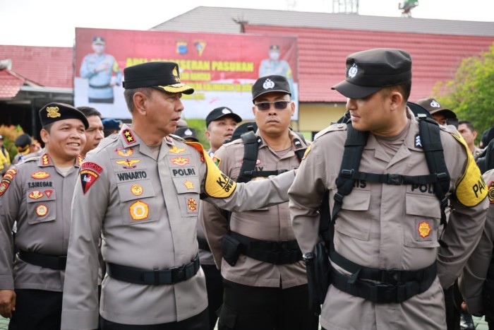 Kapolda Kalsel, Irjen Pol Winarto, memimpin apel pergeseran Pasukan BKO Pengamanan Tempat Pemungutan Suara (TPS). (SuarIndonesia/Ist)