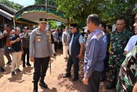 Kapolda Kalse)  Irjen Pol Winarto turun langsung memantau pelaksanaan Pemilu/ pemungutan suara di wilayah Kabupaten Banjar, Kota Banjarbaru dan Kota Banjarmasin. LOkasi ketika di wilayah pencobolsan Gubernur Kalsel, H Sahbiirin Noor  ,i TPS 01, Desa Keramat, Kecamatan Martapura Timur, Kabupaten Banjar , Rabu (14/2/2024). (SuarIndonesia/Ist)