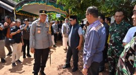 Kapolda Kalse)  Irjen Pol Winarto turun langsung memantau pelaksanaan Pemilu/ pemungutan suara di wilayah Kabupaten Banjar, Kota Banjarbaru dan Kota Banjarmasin. LOkasi ketika di wilayah pencobolsan Gubernur Kalsel, H Sahbiirin Noor  ,i TPS 01, Desa Keramat, Kecamatan Martapura Timur, Kabupaten Banjar , Rabu (14/2/2024). (SuarIndonesia/Ist)