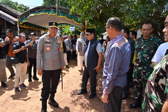 Kapolda Kalse)  Irjen Pol Winarto turun langsung memantau pelaksanaan Pemilu/ pemungutan suara di wilayah Kabupaten Banjar, Kota Banjarbaru dan Kota Banjarmasin. LOkasi ketika di wilayah pencobolsan Gubernur Kalsel, H Sahbiirin Noor  ,i TPS 01, Desa Keramat, Kecamatan Martapura Timur, Kabupaten Banjar , Rabu (14/2/2024). (SuarIndonesia/Ist)