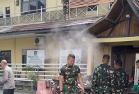 Geger percikan api pada atap (sejenis multiroof) di dua gedung di Mapolda Kalsel, sejumlah petugas berusaha memadamkan dan untungya bisa cepat diatasi, Kamis (15/2/2024) (SuarIndonesia/ZI)