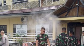 Geger percikan api pada atap (sejenis multiroof) di dua gedung di Mapolda Kalsel, sejumlah petugas berusaha memadamkan dan untungya bisa cepat diatasi, Kamis (15/2/2024) (SuarIndonesia/ZI)