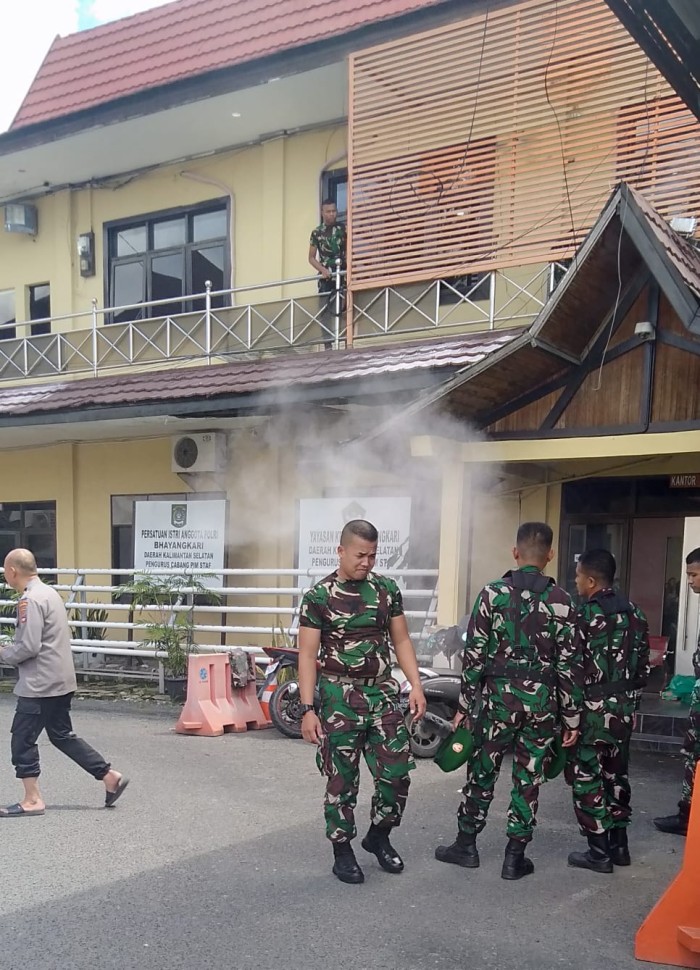 Geger percikan api pada atap (sejenis multiroof) di dua gedung di Mapolda Kalsel, sejumlah petugas berusaha memadamkan dan untungya bisa cepat diatasi, Kamis (15/2/2024) (SuarIndonesia/ZI)