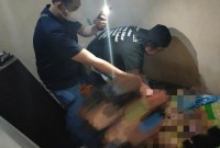 Pesta alkohol murni berakhir pembunuhan. Pelaku M Napis (19), nekad melakukan penganiayaan hingga korban tewas, dan ditangkap anggota Buru Sergap (Buser) Polsekta Banjarmasin Utara, saat berada di rumahnya, pada Rabu (14/2/2024) malam. (SuarIndonesia/DO)