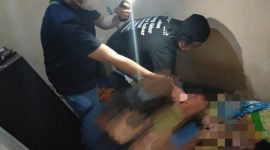 Pesta alkohol murni berakhir pembunuhan. Pelaku M Napis (19), nekad melakukan penganiayaan hingga korban tewas, dan ditangkap anggota Buru Sergap (Buser) Polsekta Banjarmasin Utara, saat berada di rumahnya, pada Rabu (14/2/2024) malam. (SuarIndonesia/DO)
