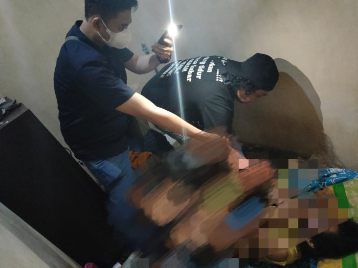 Pesta alkohol murni berakhir pembunuhan. Pelaku M Napis (19), nekad melakukan penganiayaan hingga korban tewas, dan ditangkap anggota Buru Sergap (Buser) Polsekta Banjarmasin Utara, saat berada di rumahnya, pada Rabu (14/2/2024) malam. (SuarIndonesia/DO)