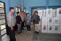 Rekaputilasi suara di PPK (Panitia Pemilihan Kecamatan) di kecamatan dicek langsung Kapolda Kalsel, Irjen Pol Winarto bersama Wakapolda, Brigjen Pol Rosyanto Yudha Hermawan Kapolresta Banjarmasin, Kombes Pol Sabana Armojo, Sabtu (17/2/2024). (SuarIndonesia/YI)