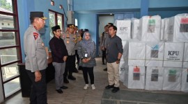 Rekaputilasi suara di PPK (Panitia Pemilihan Kecamatan) di kecamatan dicek langsung Kapolda Kalsel, Irjen Pol Winarto bersama Wakapolda, Brigjen Pol Rosyanto Yudha Hermawan Kapolresta Banjarmasin, Kombes Pol Sabana Armojo, Sabtu (17/2/2024). (SuarIndonesia/YI)