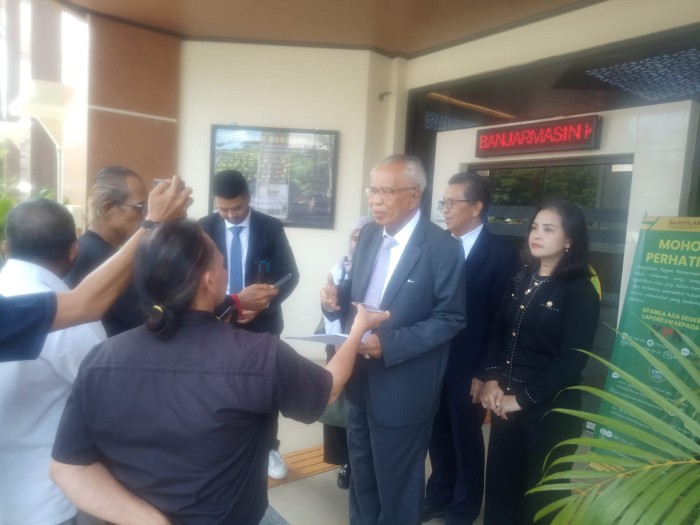 Pengacara kondang OC Kaligis mendatangi Pengadilan Negeri (PN) Banjarmasin, Senin (19/2/2-24)/ (SuarIndonesia/HD)